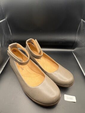 Clarks Collection perforated ankle strap flats in Sage - NIB/NWOT-Size 9.5 Wide